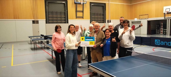 Overhandiging van een cheque voor het OldStars-programma